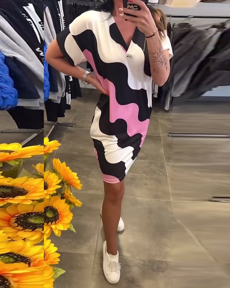 EWA | Sukienka z nadrukiem fal i dekoltem w serek